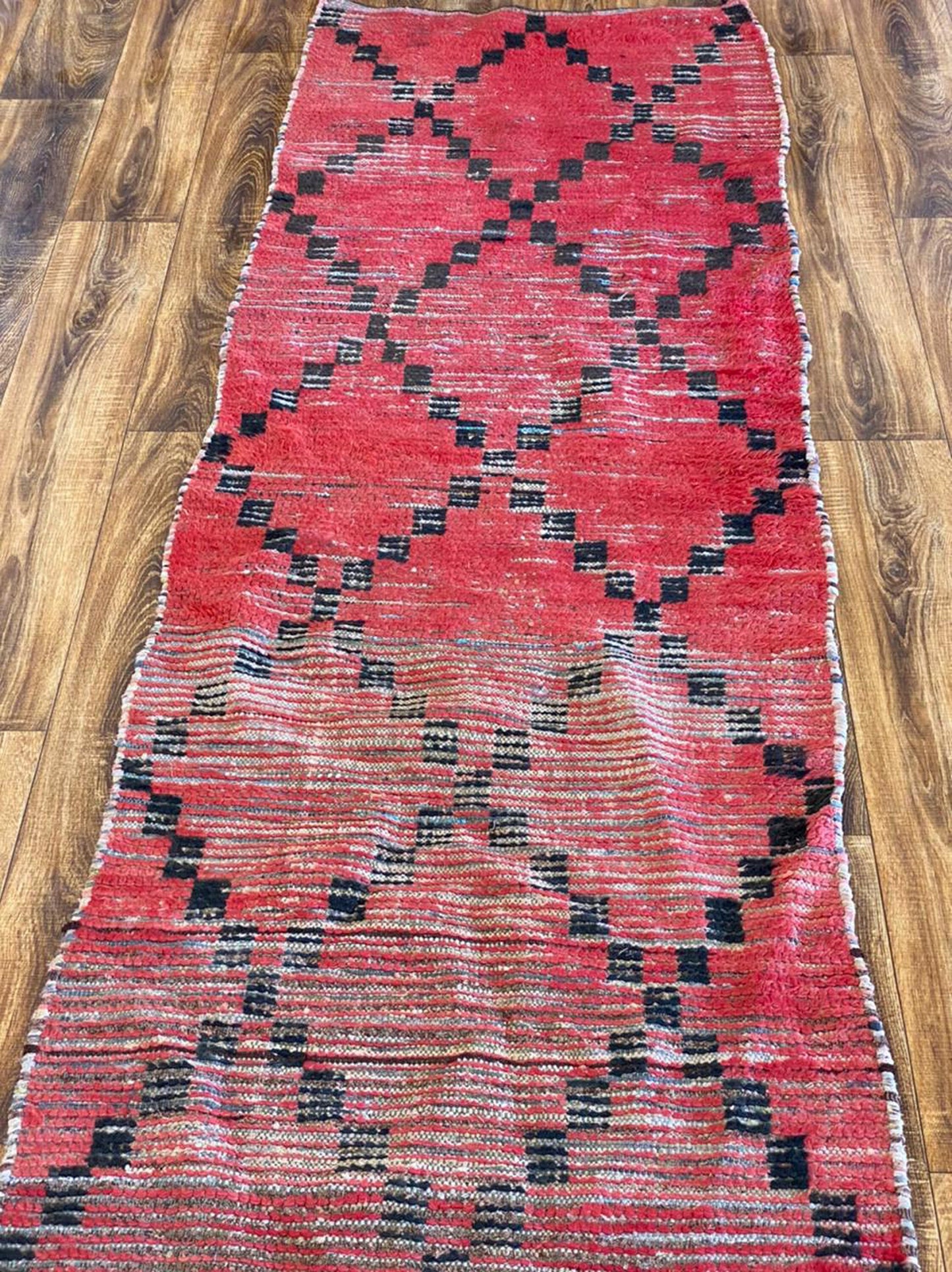 Tapis rouge 2x10 et tapis vintage long et étroit à motif de diamants noirs. Tapis berbères marocains.