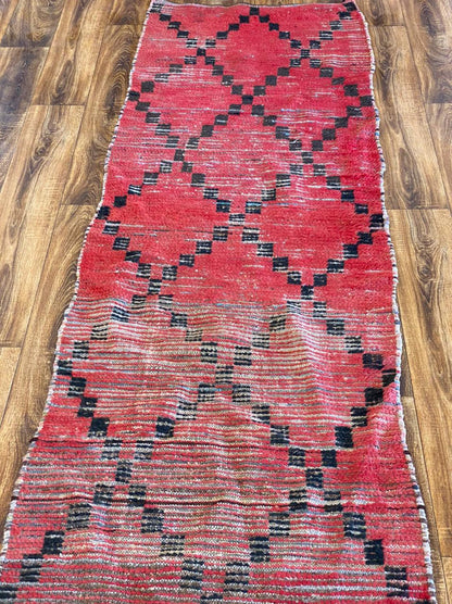 Tapis rouge 2x10 et tapis vintage long et étroit à motif de diamants noirs. Tapis berbères marocains.