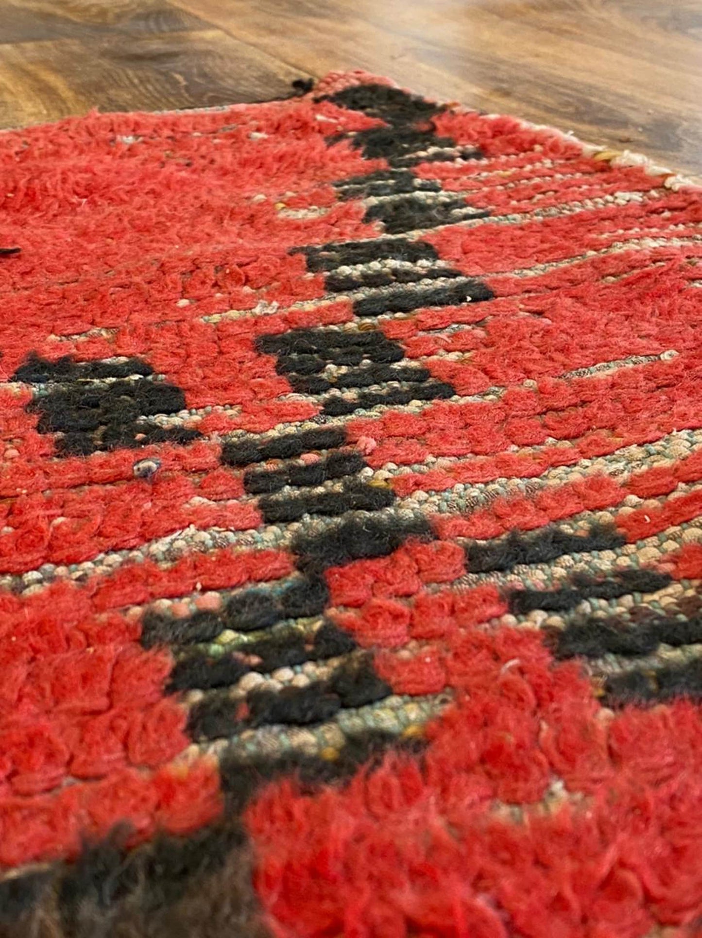 Tapis rouge 2x10 et tapis vintage long et étroit à motif de diamants noirs. Tapis berbères marocains.
