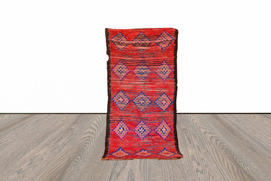 Petit tapis tissé marocain de 2 x 5 pieds.