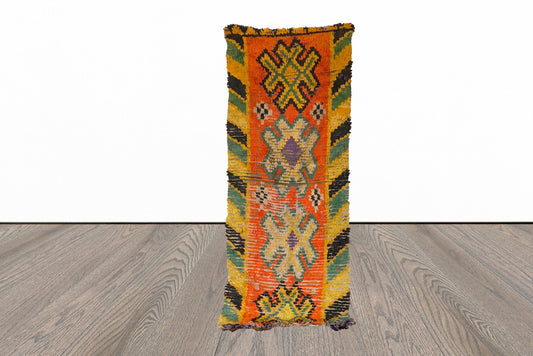 Petit tapis marocain coloré 2x6 pieds.