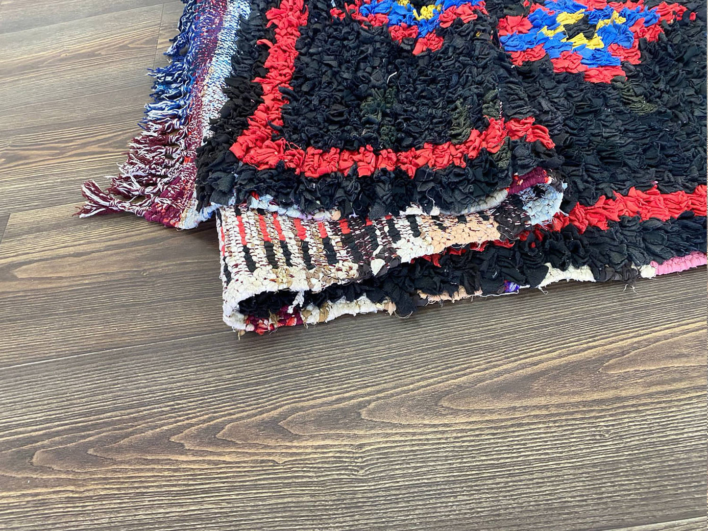 Tapis Boucherouite noir 3 x 9 pieds, tapis vintage marocain.