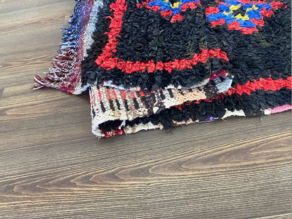 Tapis Boucherouite noir 3 x 9 pieds, tapis vintage marocain.