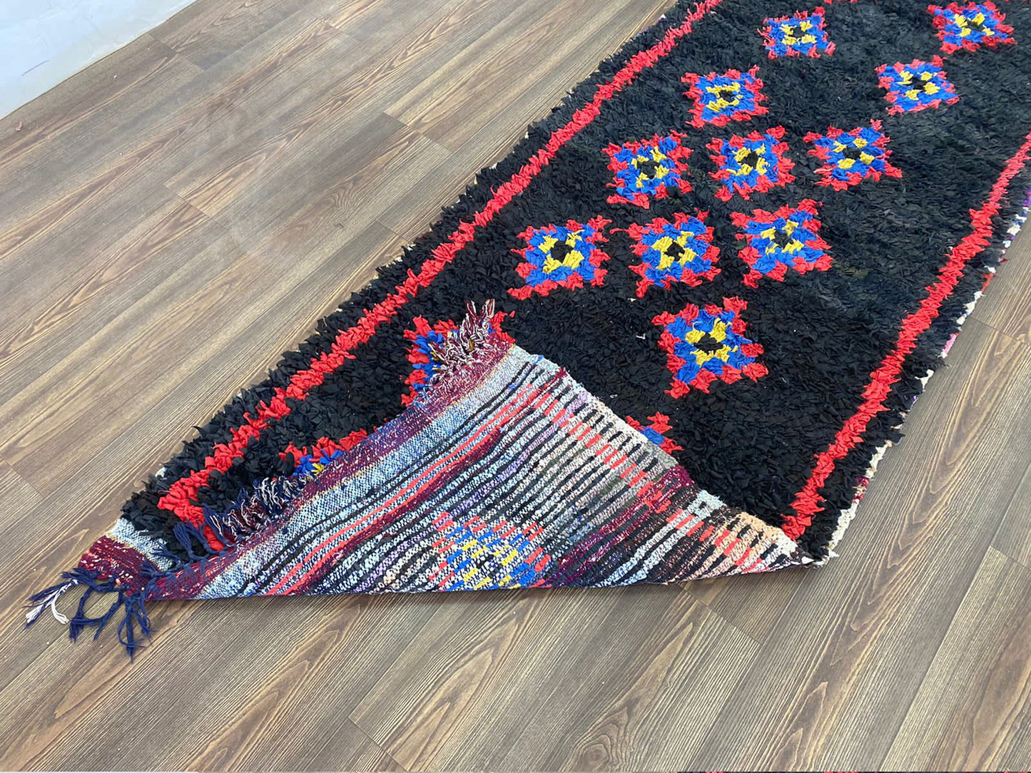 Tapis Boucherouite noir 3 x 9 pieds, tapis vintage marocain.
