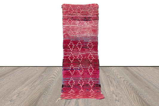 Tapis marocain vintage 2x6 à motif de diamants décolorés rouges, tapis berbère en laine tissé à la main.