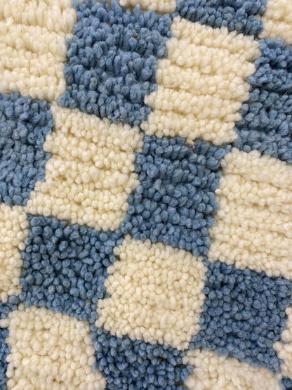 Tapis bleu clair, tapis à carreaux marocain, tapis à damier en laine, décoration d'intérieur berbère marocaine.