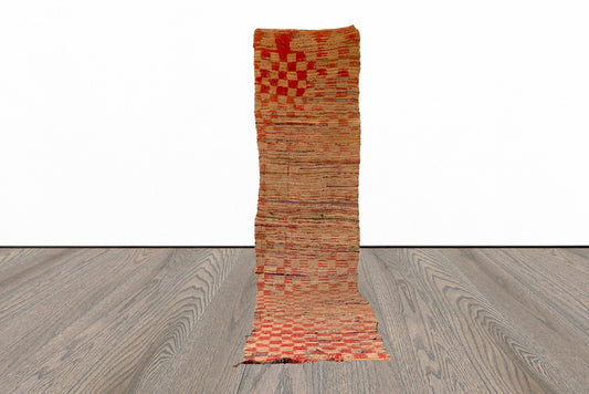 Tapis de couloir étroit à carreaux décolorés 2x11, tapis de couloir berbère marocain usé.