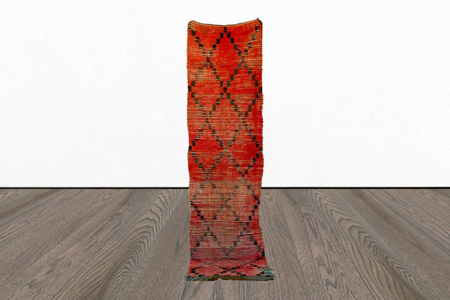 Tapis rouge 2x10 et tapis vintage long et étroit à motif de diamants noirs. Tapis berbères marocains.