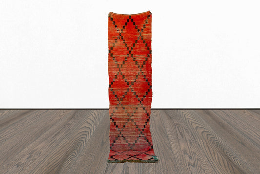 Tapis rouge 2x10 et tapis vintage long et étroit à motif de diamants noirs. Tapis berbères marocains.