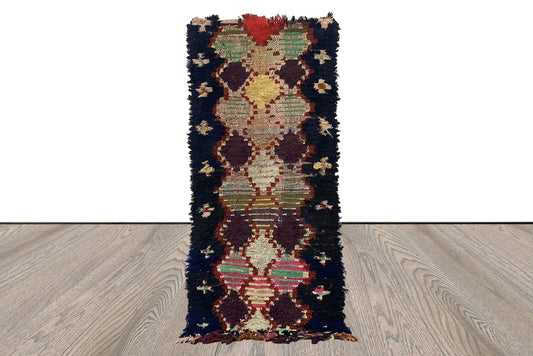 Tapis marocain tissé à la main noir étroit de petite taille 2x6, tapis berbères vintage à losanges usés.