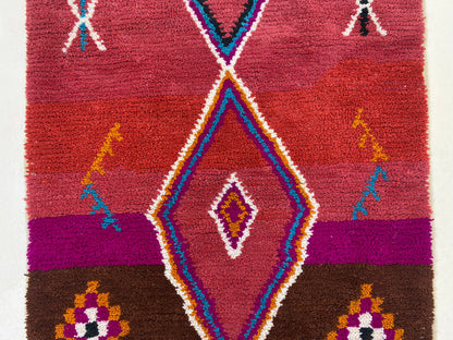 Tapis bohème unique fait main au design marocain personnalisé et coloré.