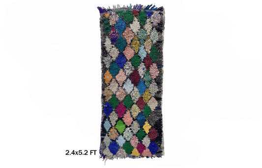 Tapis vintage marocain vibrant 2x5, parfait pour une décoration bohème.